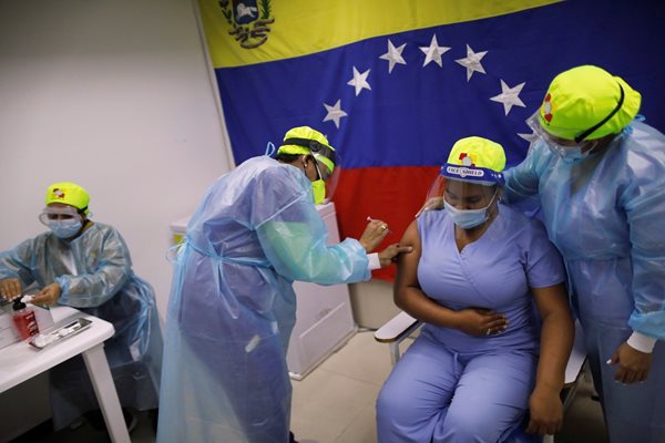 Медсестра във Венецуела ваксинира колежка със “Спутник V”.

СНИМКА: РОЙТЕРС