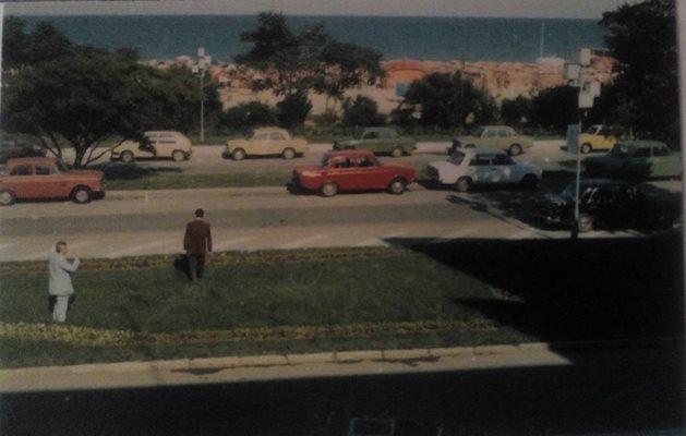 Полк. Сава Денев с мегафон в ръка върви към автомобила на похитителите. 
Снимките са от личния му архив.