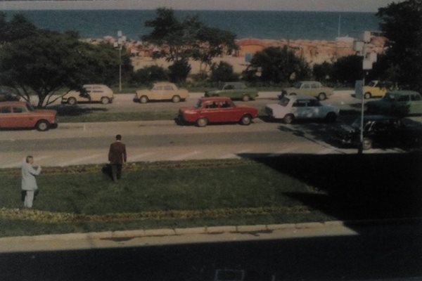 Полк. Сава Денев с мегафон в ръка върви към автомобила на похитителите. 
Снимките са от личния му архив.