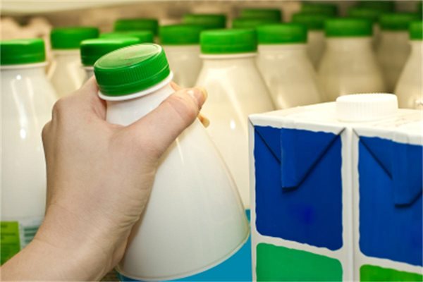 Въпреки че противниците на пастьоризацията се множат, тя все още е начинът да се гарантира, че в млякото няма зарази.