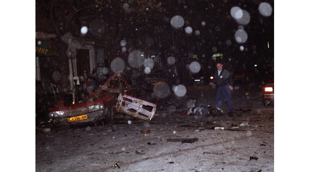 1996 г.: Полицай спасява колеги, но е разкъсан от бомба на рекетьори
