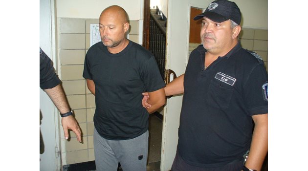 Шофьорът на сръбския автобус Дарко Карашичевич бе въведен в съдебната зала под охрата и с белезници на ръцете.
Снимка: Ваньо Стоилов