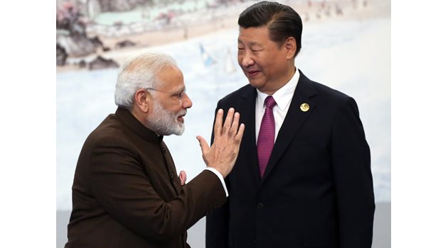 Индиският премиер Моди в разговор с китайския президент Си. СНИМКА: GETTY IMAGES