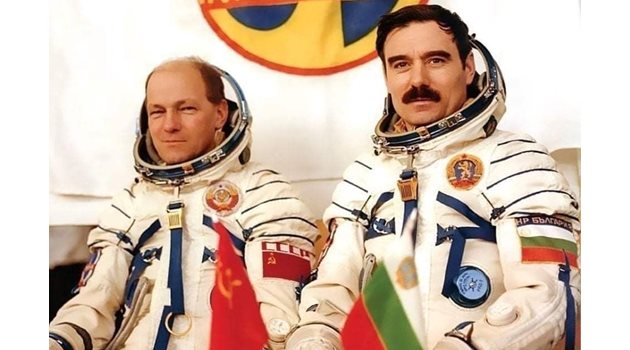 Георги Иванов и Николай Рукавишников след спиращия дъха полет на 10 април 1979 г.