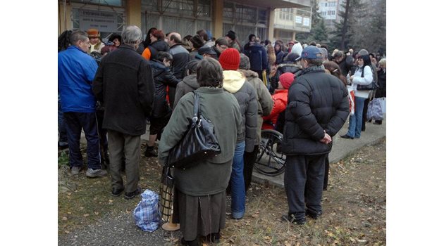 ИДЕНТИЧНО: От сутрин до здрач опашката се вие и пред сградата на Социално подпомагане Люлин.