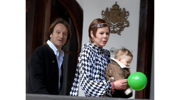 Калина, Китин и малкият Симеончо на неговия първи рожден ден през март 2008 г. в Царска Бистрица.