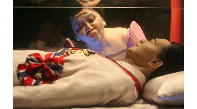 Имелда Маркос целува стъкления саркофаг на съпруга си
