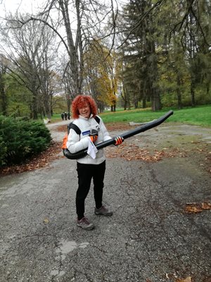 Люси Дяковска изчисти сама алеята за пешеходци в парк Кайлъка СНИМКА: Буряна Божинова