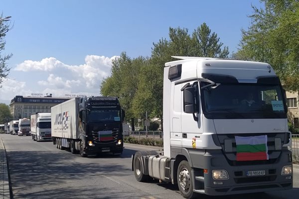 Колоната с камиони преминава през бул. "Цар Борис Трети" в Пловдив. Снимки и видео: Радко Паунов