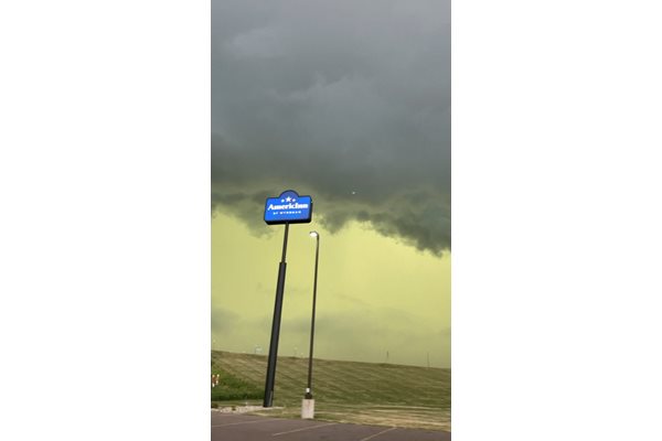 Тъмни облаци се трупат, докато небето променя цвета си преди бурята в Хартфорд, Южна Дакота.