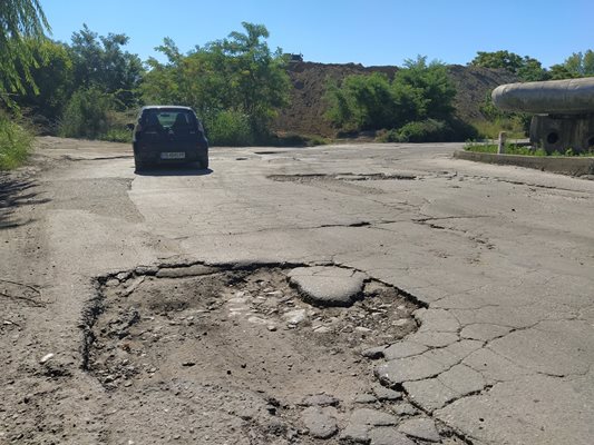 Всеки ден си троша колата, за да отида на работа, оплаква се Младен Василев.