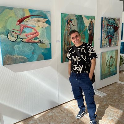 Васил Василев-Зуека пред своите картини в галерията
СНИМКА: ФЕЙСБУК