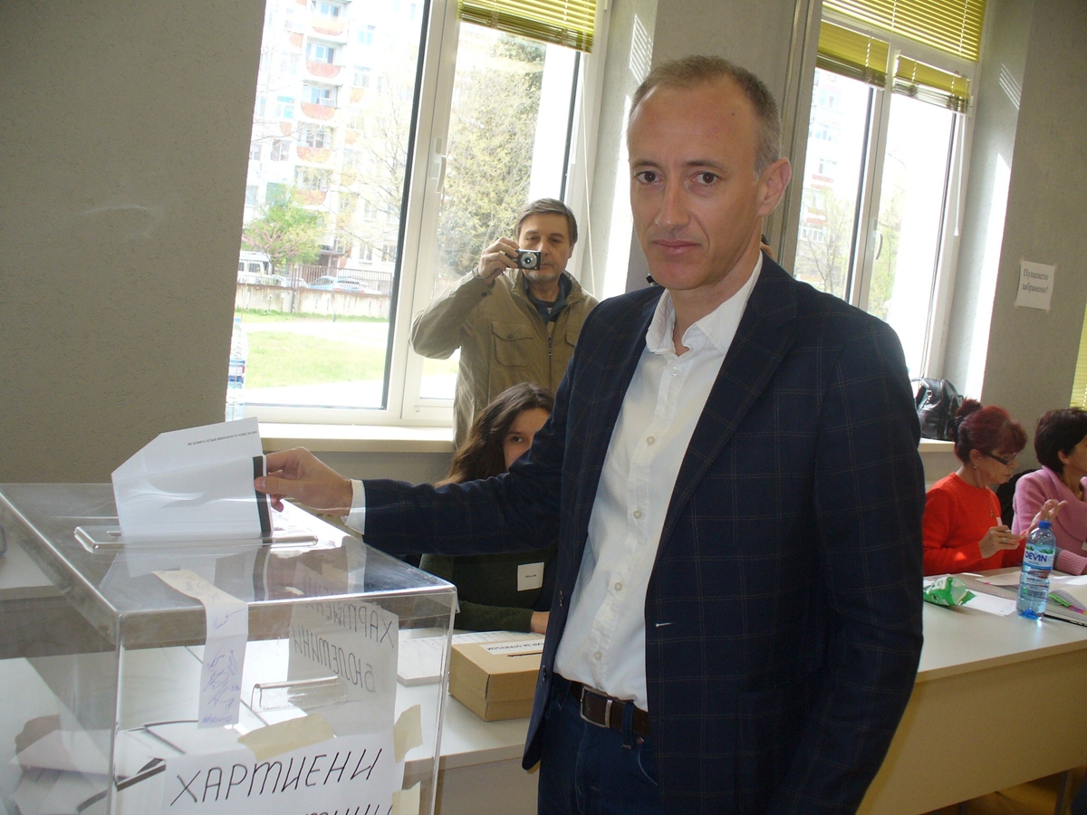 Красимир Вълчев гласува с хартиена бюлетина в Стара Загора