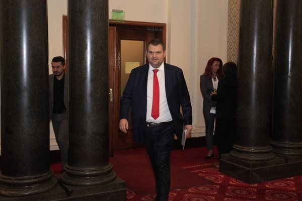 Делян Пеевски от ДПС се отправя към мястото си в залата