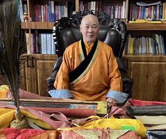 Дамдинсуренгийн Нацагдорж е монголски будистки Хамбо Лама, един от най-уважаваните духовни лидери на Монголия, лечител и създател на центъра “Манба Дацан” в Улан Батор, който включва будистки манастир и клиника за традиционна монголска медицина, основана на билколечение, медитация и будистки практики.
