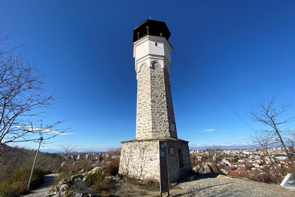 Обновената Часовникова кула на Сахат тепе.