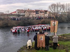 Първо мъжко хоро в ледените води на Огоста в Монтана