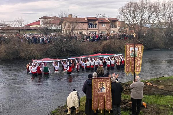 Първо мъжко хоро в ледените води на Огоста в Монтана