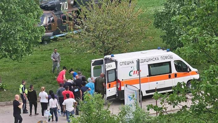 Военен хеликоптер кацна на площадка в района на врачанската болница и транспортира пострадалото дете към столицата.