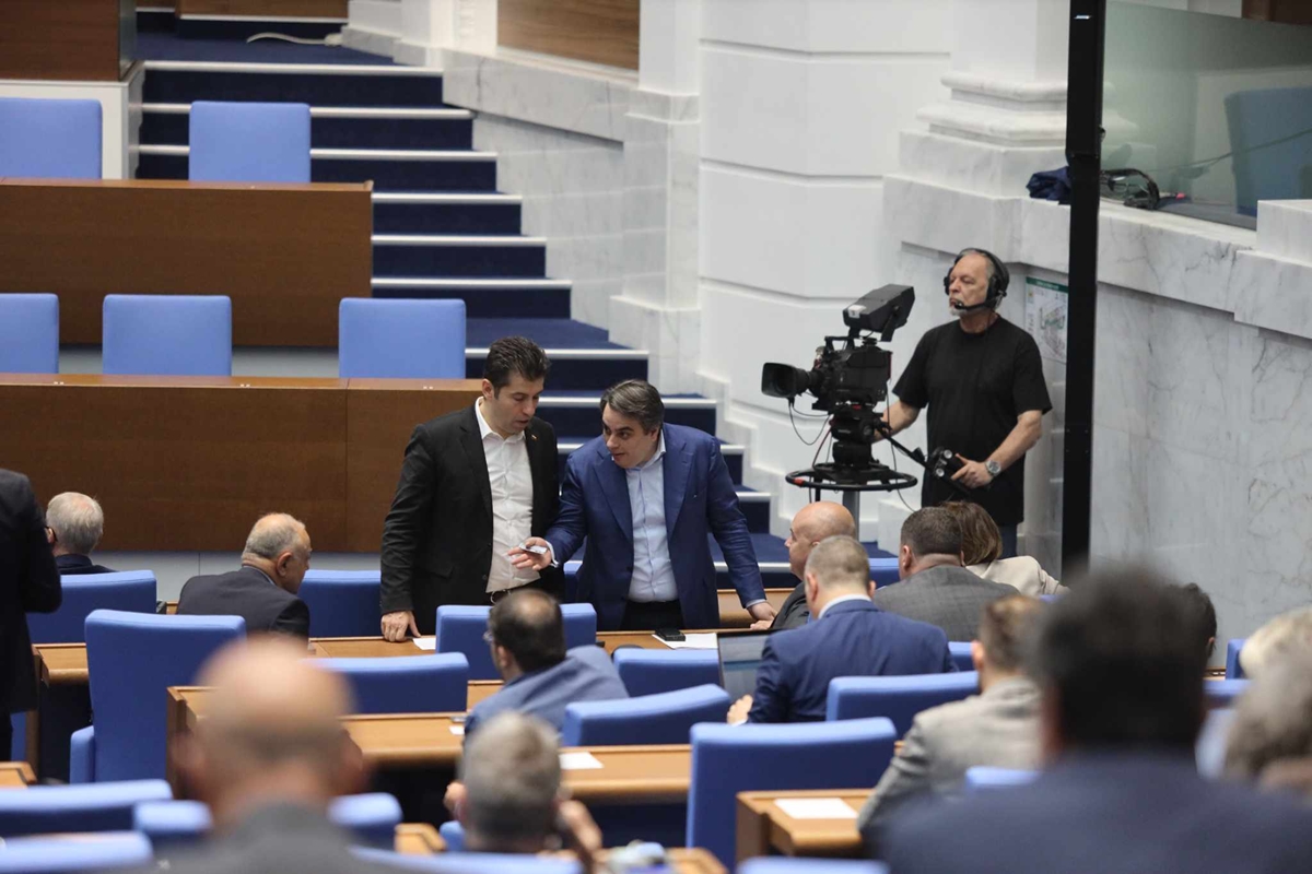 Акад. Николай Денков и Асен Василев се върнаха в парламента (Снимки)