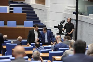 Акад. Николай Денков и Асен Василев се върнаха в парламента (Снимки)