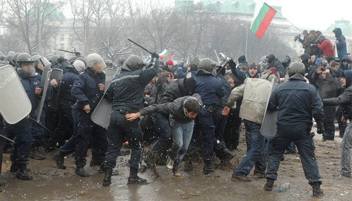 Сълзотворен газ и удари с полицейски палки посрещнаха протестиращите заради смъртта на студента Стоян Балтов