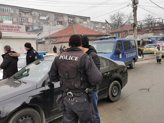 Полиция на мястото на убийството в "Столипиново"