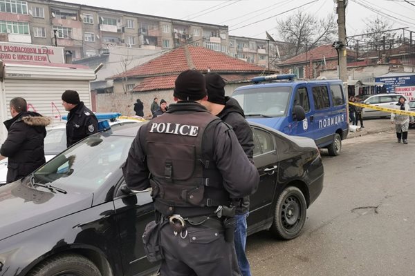 Полиция на мястото на убийството в "Столипиново"