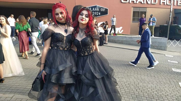 Vasilena Rakeva 和 Elitsa Spasova 选择了黑色服装。