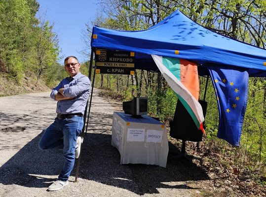 Кметът на кирковското село Кран освободи канцеларията си под открито небе и се върна в кметството.