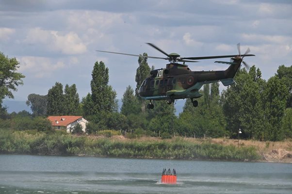 Вижте как хеликоптерът "Кугар" събира вода за пожара в Елин Пелин (Видео, снимки)