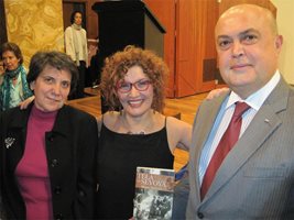 Мириам Москона (в средата) е застанала след награждаването си между посланика ни в Мексико Христо Гуджев и съпругата му Ива Михайлова. Гуджев държи в ръка книгата “Люспа от лук”.
СНИМКИ: ЛИЧЕН АРХИВ