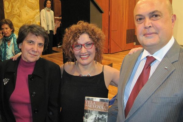 Мириам Москона (в средата) е застанала след награждаването си между посланика ни в Мексико Христо Гуджев и съпругата му Ива Михайлова. Гуджев държи в ръка книгата “Люспа от лук”.
СНИМКИ: ЛИЧЕН АРХИВ