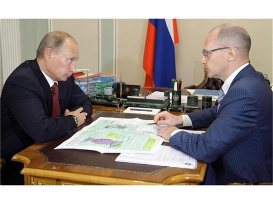 Руският премиер Владимир Путин и шефът на "Росатом" Сергей Кириенко.