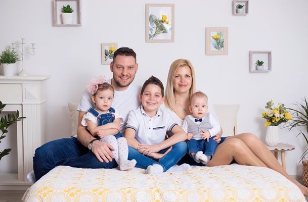 Ангел Краевски с малките си деца и съпругата.
