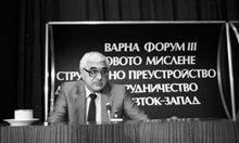 Август 1990 г.: Луканов подава оставка и се среща с Илия Павлов