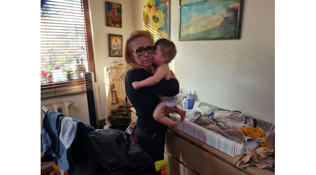 Десислава Иванчева е гушнала сина си, преди да бъде отведена.СНИМКА: ФЕЙСБУК