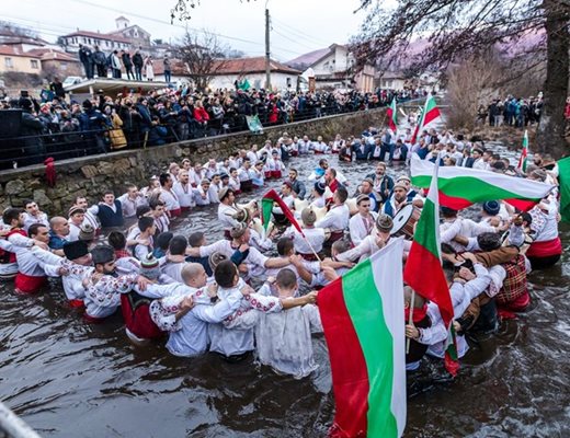 Мъжкото хоро на Богоявление в Калофер.