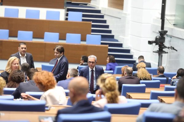 Депутатите от ДПС и ДБ запазиха мълчание по време на дебата. Снимка НИКОЛАЙ ЛИТОВ