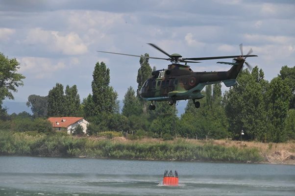 Хеликоптерът "Кугар" събира вода от езерото в Казичене
СНИМКА: Георги Палейков