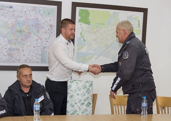 Кметът на Стара Загора Живко Тодоров награждава полицая Петър Бойчев, който скочил след арестанта от прозореца на стаята със скенера.