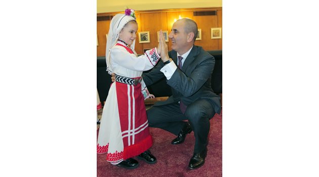 Цветан Цветанов поздравява малко момиче от формация “Нестинарче”, която посети парламента.