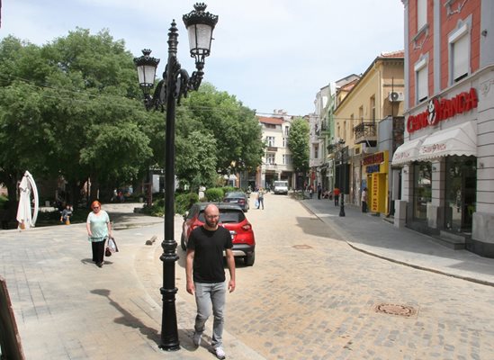 Широки тротоари, пренареден паваж и ново улично осветление е монтирано по ул. "Отец Паисий". Снимки: Евгени Цветков