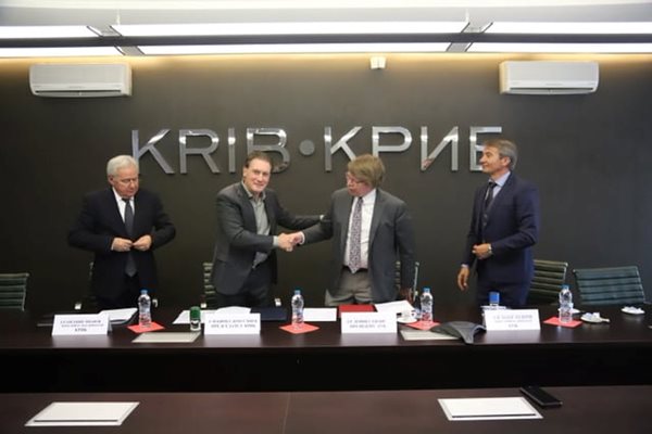 Споразумението за партньорство бе подписано от Кирил Домусчиев и Дейвид Евънс в присъствието на изпълнителния директор на КРИБ Евгений Иванов (вляво) и на оперативния директор на АУБ Тодор Тодоров (вдясно). 