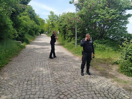 Полицаите са на всеки ъгъл на пътя към върха на Бунарджика. 