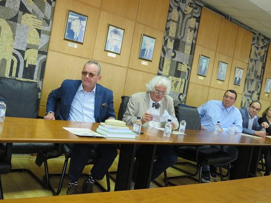 Част от участниците в дискусията - Петър Стоянович, Георги Лозанов и Светослав Живков (от ляво на дясно)