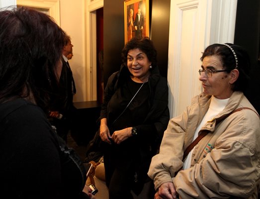Пиар експертът Велислава Кръстева (в средата) също бе на изложбата
Снимка: Юлиян Савчев