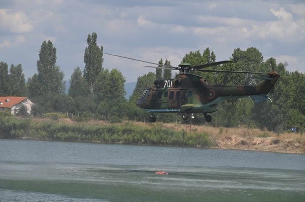 Хеликоптерът "Кугар" събира вода от езерото в Казичене
СНИМКА: Георги Палейков