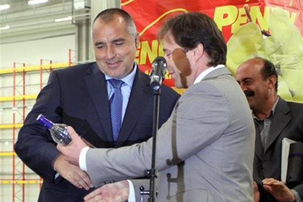 Премиерът получи от немските инвеститори на веригата от хранителни магазини бутилка водка 
