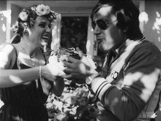 Цветен венец е закичила Михнева на сватбата си (1980 г.). Иван Славков, който й е кум, отпива от менче, подадено от булката.